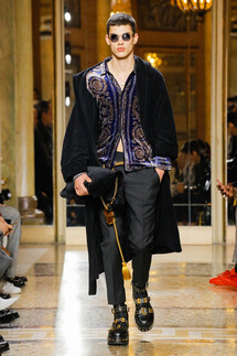 Versace  FALL 2018 MENSWEAR Milan MFW коллекция Версаче осень 2018 мужская неделя моды в Милане Mainstyles